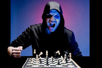 Ein Schachspieler ist wütend.